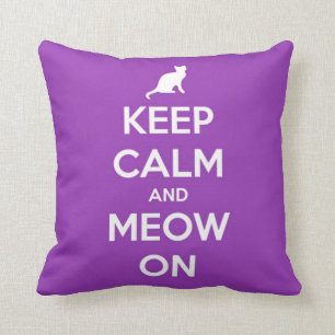 Coussin Gardez le calme et le Meow sur le pourpre