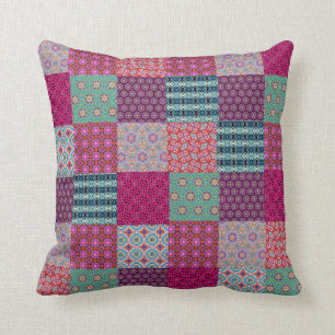 Coussin génial d'édredon de patchwork de motif par