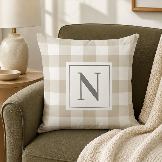 Coussin Gingham à carreaux gris beige Monogramme Initiale (Créateur téléchargé)