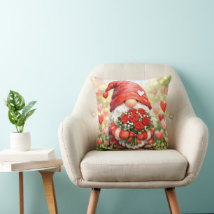 Coussin Gnome avec des roses rouges dans un jardin
