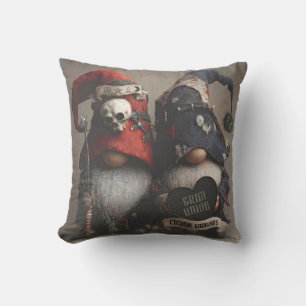 Coussin Gnomes de fantasy sinistres tenant un cœur avec te