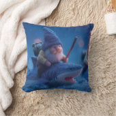Coussin Gnomes Whimsical chevauchant des requins (Couverture)