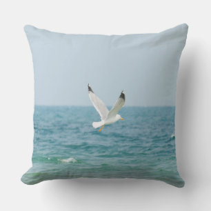 Coussin Goéland volant au-dessus de la mer