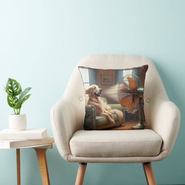 Coussin Golden Retriever assis devant le ventilateur rétro (Chaise)
