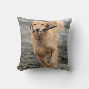Coussin Golden Retriever courant avec un bâton dans la bou