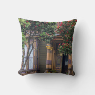 Coussin Gommier à fleurs rouges encadrant un style victori