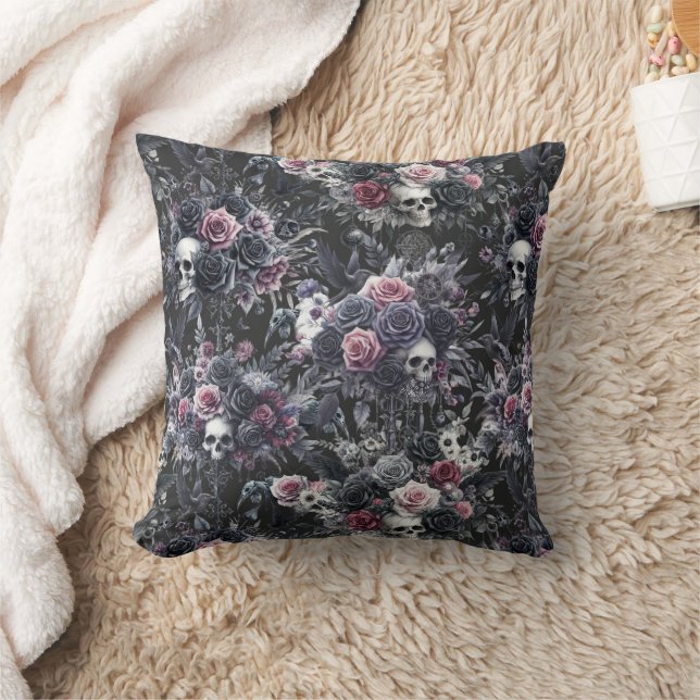 Coussin Gothique Moody Flowers Crânes et corbeaux (Couverture)