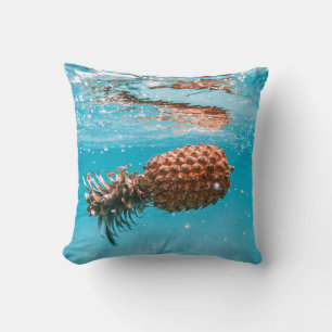 Coussin gouttelettes d'eau sur plante brun