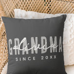 Coussin Grand-mère depuis 20XX Moderne Simple Preppy<br><div class="desc">Ce design simple et moderne est composé de la typographie de san serif.</div>