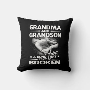 Coussin Grand-mère et grand-fils une obligation qui ne peu