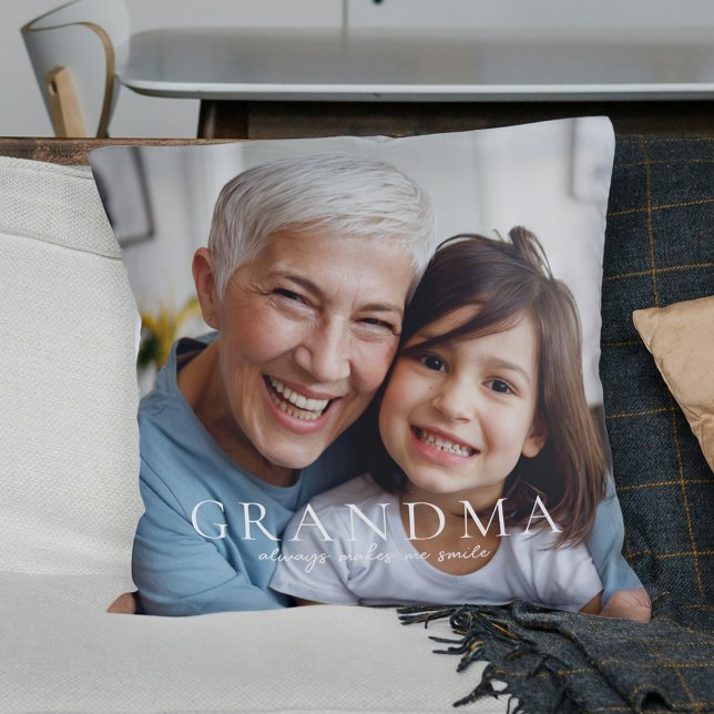 Coussin Grand-Mère Me Fait Toujours Sourire Rustique Photo (Grandma Always Makes Me Smile Rustic Floral Photo Throw Pillow)