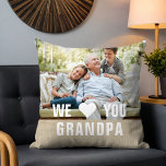 Coussin Grand-père de photo moderne Script Coeur<br><div class="desc">Modern Photo Grandpa Script Heart Throw Pillow présente votre photo préférée avec le texte "We (heart) you Grand-pa" dans une superposition de typographie blanche moderne. Personnalisez en modifiant le texte dans la zone de texte fournie. Conçu par ©Evco Studio www.zazzle.com/store/evcostudio</div>