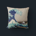 Coussin Grande vague d'Hokusai au large de Kanagawa. art j<br><div class="desc">Katsushika Hokusai "La grande vague au large de Kanagawa" lance l'oreiller. illustration japonaise vintage.</div>