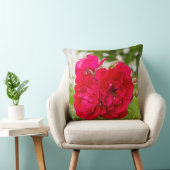 Coussin Grandes roses rouges dans le jardin (Chaise)