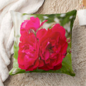 Coussin Grandes roses rouges dans le jardin (Couverture)