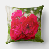 Coussin Grandes roses rouges dans le jardin (Verso)