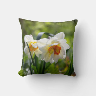 Coussin Grands narcisses blancs par un jour de printemps