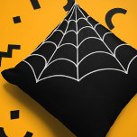 Coussin Graphique Spiderweb noir et blanc<br><div class="desc">Ajoutez un peu de éffrayant à votre décor grâce à cet oreiller à jets. Le coussin noir a une illustration de toile d'araignée en couleur blanc écru ou coquille d'oeuf.</div>