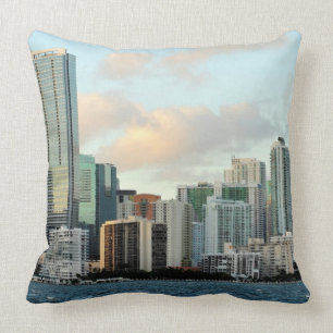 Coussin Gratte-ciel de Miami contre le ciel clair large