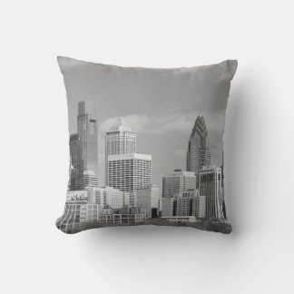 Coussin gratte-ciel de Philly noir et blanc