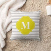 Coussin Gris et rayures jaunes Monogramme (Couverture)