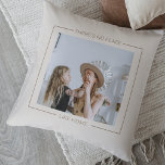 Coussin Gris moderne et beige | Photo de famille | Accueil<br><div class="desc">Gris moderne et beige | Photo de famille | Accueil Coussins cadeaux font pour des cadeaux réfléchis et pratiques, offrant confort et détente au destinataire. Voici une description du coussin comme cadeau : Offrez le cadeau du confort et de la relaxation avec ces coussins luxueux. Conçus avec les meilleurs matériaux,...</div>