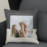 Coussin Gris moderne et beige | Photo de famille | Cadeau<br><div class="desc">Gris moderne et beige | Photo de famille | Accueil Coussins cadeaux font pour des cadeaux réfléchis et pratiques, offrant confort et détente au destinataire. Voici une description du coussin comme cadeau : Offrez le cadeau du confort et de la relaxation avec ces coussins luxueux. Conçus avec les meilleurs matériaux,...</div>