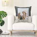 Coussin Gris moderne et beige | Photo | Nom de famille<br><div class="desc">Ajoutez une touche personnelle et élégante à votre maison grâce à cet oreiller moderne gris et beige personnalisé. Doté de votre photo préférée et de votre nom de famille, ce design allie des tons neutres et douillets au style contemporain, idéal pour les salons, les chambres ou les cadeaux. Que vous...</div>