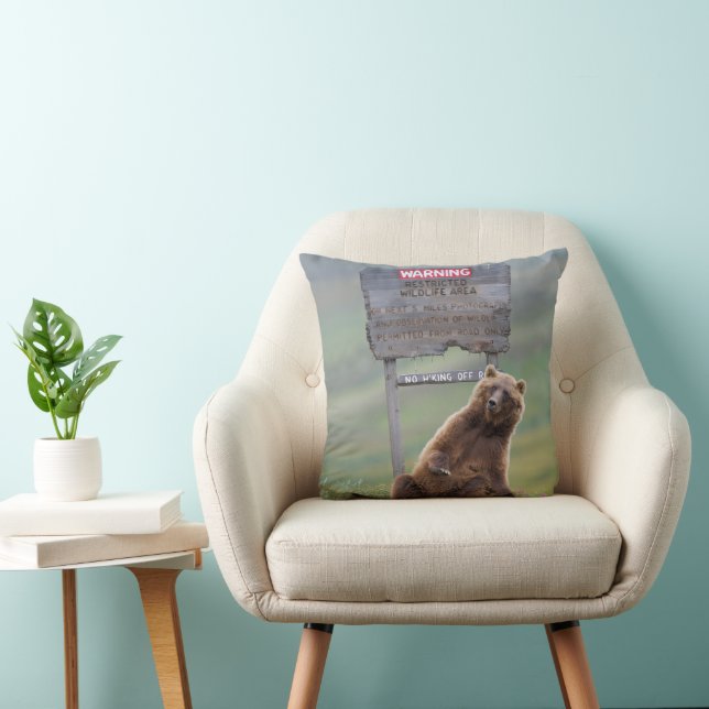 Coussin Grizzly Bear Plays With Sign (Chaise)