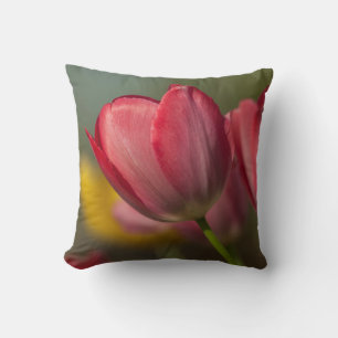 Coussin Gros plan de tulipes rouges et jaunes dans un jard