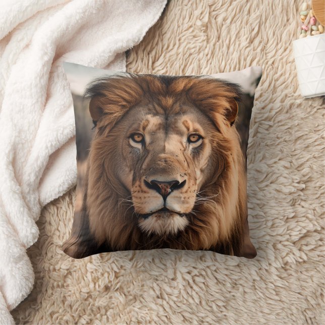 Coussin Gros plan du lion majestueux (Couverture)