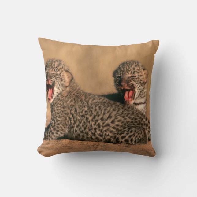 Coussin Gros plan d'un léopard nouveau-né (Panthera Pardus (Recto)
