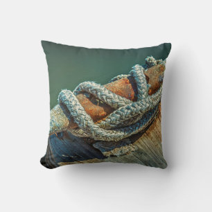 Coussin Gros plan sur une taquet de bateau et une corde