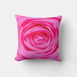 Coussin gros rose Bud gros plan, avec effet de flou arrièr