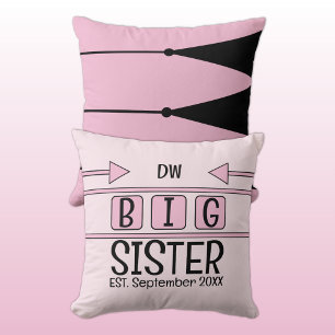 Coussin Grosse soeur initiales est. mois année rose
