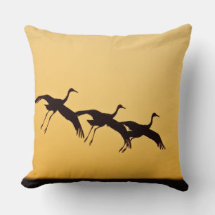 Coussin Grue du Canada atterrissant au coucher du soleil