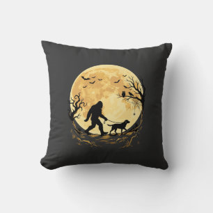 Coussin Halloween Bigfoot Labrador marchant sous la pleine