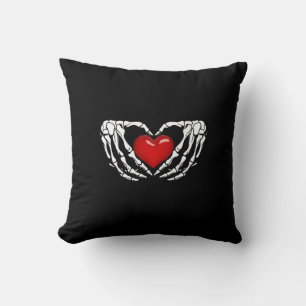 Coussin Halloween squelette mains autour du coeur