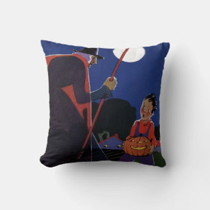 Coussin Halloween vintage, sorcière effrayante avec garçon
