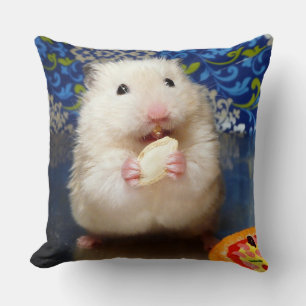 Coussin Hamster syrien pelucheux Kokolinka mangeant une