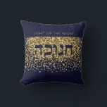 Coussin Hanoukka Allumez la Parties scintillant d'or de nu<br><div class="desc">Le Coussin Hanoukka classe donne un ton de vacances élégant. Allumez les Nuits ce Chanukah et faites sourire Friends & Family. La parties scintillant d'or sur arrière - plan maritime est le cadre parfait pour ce message festif Hanoukka. Inclut le mot hébreu "CHANUKAH". Vous pouvez faire de cet oreiller de...</div>