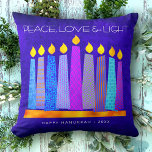 Coussin Hanoukka Blue Boho Motif bougie Peace Love Light<br><div class="desc">"Paix, amour et lumière." Une illustration ludique, moderne et artistique de bougies motifs de saumons dans une menorah vous aide à inaugurer les vacances de Hanoukka. Des bougies bleues assorties de motifs de fausse feuille colorés recouvrent un arrière - plan riche et de texture bleue profonde. Faux feuille motif violet...</div>