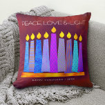 Coussin Hanoukka Bold Bougies bleues sur Red Peace Love Li<br><div class="desc">"Paix, amour et lumière." Une illustration ludique, moderne et artistique de bougies motifs de saumons dans une menorah vous aide à inaugurer les vacances de Hanoukka. Des bougies bleues assorties de motifs de fausse feuille colorés recouvrent un arrière - plan à la texture orange vif et riche. Faux papier motif...</div>