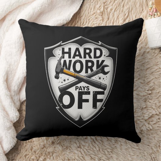 Coussin Hard Work Pays Off Shield Worker Design (Couverture)