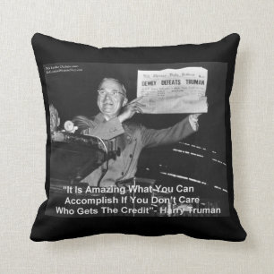 Coussin Harry Truman tenant un journal “Dewey aime Truman