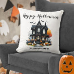 Coussin Haunted House Halloween<br><div class="desc">Ajoutez une touche ludique et cosy à votre décor d'Halloween avec ce coussin festif et amusant. Décoré dans un style simple noir et blanc, le coussin présente une maison hantée aux accents orange d'un arbre éffrayant, de citrouilles et de lanternes jack-o-lanternes. De mignons détails de fantôme et de chauve-souris complètent...</div>