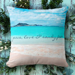 Coussin Hawaii Tropical Peace Love Sandy Feet Beach Photo<br><div class="desc">"Paix, amour et pieds sablonneux." Rappelez-vous l'odeur de sel frais de l'air marin. Détendez-vous, respirez et explorez la solitude d'une plage hawaïenne vide avec cet étonnant oreiller décoratif doux et confortable. Fait un grand cadeau pour quelqu'un spécial! Vous pouvez facilement personnaliser cet oreiller jetable plus je propose également la personnalisation...</div>