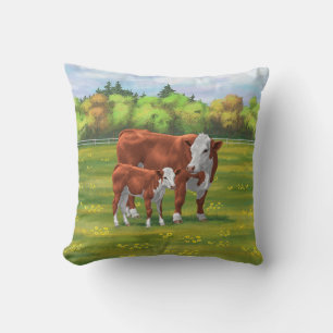 Coussin Hereford Cow & Cute Calf dans les pâturages d'été
