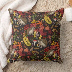 Coussin Hérissons et flore de forêt automnale sur fond noi