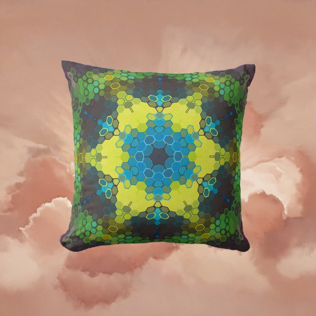 Coussin Hex Mandala vert jaune et bleu (Green and Blue Hexagon Mandala Throw Pillow By Wormhole Orbital)